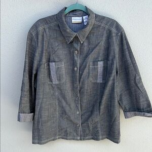 Alfred Dunner Woman Light Gray Button Front Shirt Tailored stitch details. 24W